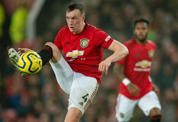  Mùa trước, Jones ra sân 2 trận tại Premier League. Trung vệ này mới 28 tuổi, nhưng phong độ trượt dốc thảm hại. Ở kỳ chuyển nhượng hè 2020, MU muốn thanh lý Jones, song không có CLB sẵn sàng hỏi mua. Jones hiện là gánh nặng của MU khi nhận lương 75.000 bảng mỗi tuần, nhưng hầu như không có đóng góp chuyên môn. 