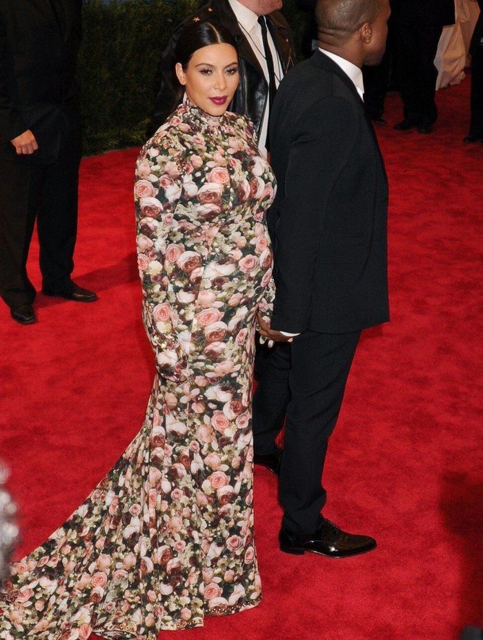  Xuất hiện tại Met Gala 2013, ngôi sao sinh năm 1980 mặc váy in hoa của Riccardo Tisci thiết kế cho Givenchy. Vẻ ngoài của cô bị dân mạng chế giễu. Sau một thời gian, Kim tiết lộ mình đã khóc vì điều đó. Ảnh: FilmMagic. 