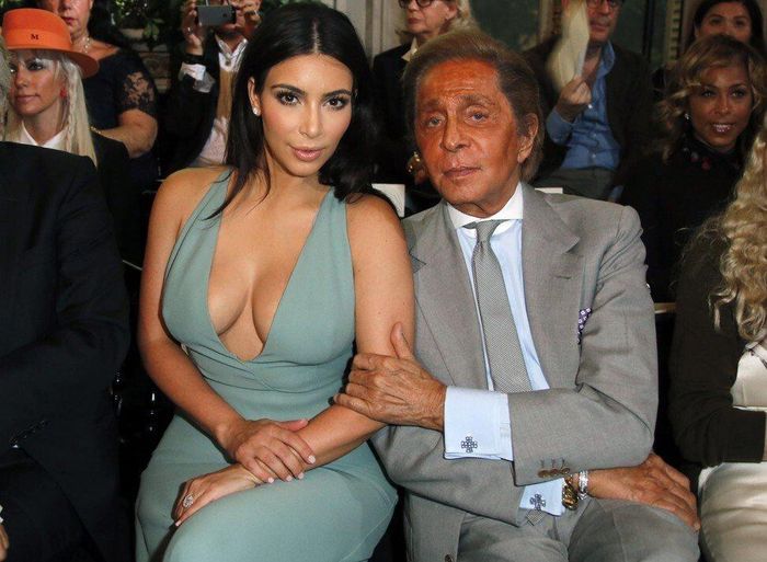  Theo SCMP, Kim Kardashian không mất nhiều thời gian để được ngồi vào hàng ghế đầu tại các show. Cũng trong năm 2014, cô ngồi cùng nhà thiết kế Valentino Garavani tại một buổi trình diễn thời trang cao cấp ở Paris, Pháp. Chiếc váy xanh ngọc của cô là sáng tạo của Valentino. Ảnh: AP. 