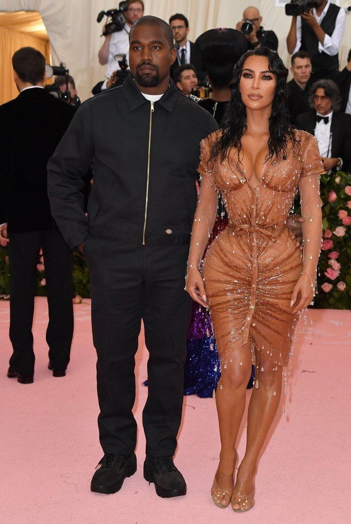  Đối với Met Gala gần đây nhất (năm 2019), Kim đã siết chặt cơ thể của mình trong chiếc váy Mugler bó sát được trang trí bằng hạt và thắt ở eo. Sau đó, cô tiết lộ rằng mình không thể ngồi dự sự kiện cũng như đi vệ sinh. Ảnh: AFP. 