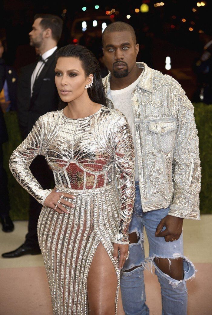  Tại Met Gala 2016, Kim và chồng trông nổi bật khi phối trang phục kim loại được thiết kế bởi Olivier Rousteing cho Balmain. Ảnh: AFP. 