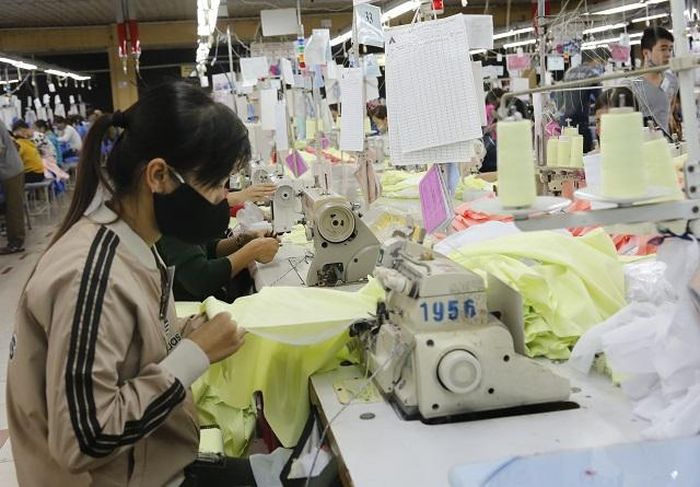 May hàng xuất khẩu tại Công ty may Nam Sơn, Sơn Tây. Ảnh: Hải Linh