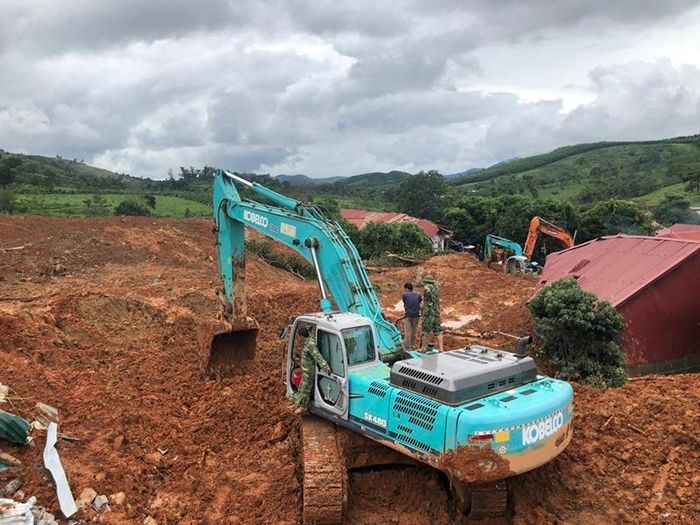 Phương tiện cơ giới khẩn trương đào bới tìm kiếm người bị vùi lấp tại Đoàn Kinh tế-Quốc phòng 337. Ảnh: TTXVN