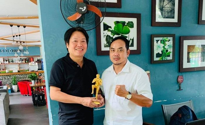 Ông Giáp Trung Thang trao chiếc Cúp Sư tổ Muay Thai cho Tiến sĩ Nhà báo Võ Danh Hải bán gây quỹ ủng hộ đồng bào miền Trung...