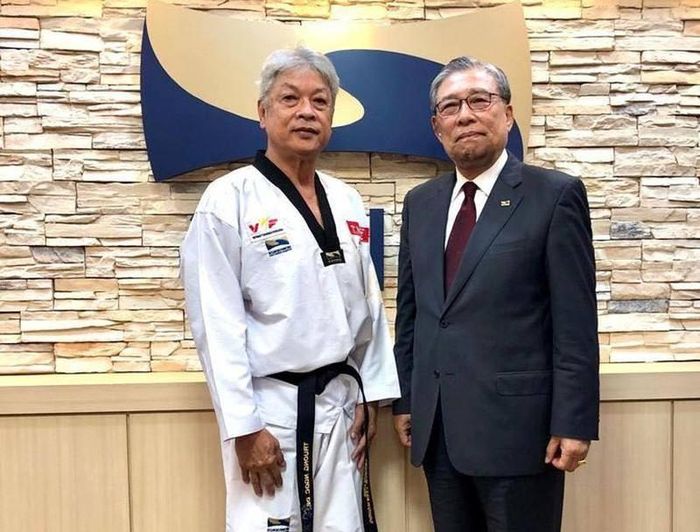 Chủ tịch Liên đoàn Taekwondo Việt Nam Trương Ngọc Để (trái) đã tặng chương trình một chiếc đồng hồ và đai đen của Chủ tịch Liên đoàn Taekwondo thế giới Chung-won Choue trao tặng.