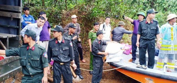 Lực lượng cứu hộ vận chuyển 200 thùng mì tôm, 500kg gạo và nhiều nhu yếu phẩm, thuốc men, thiết bị máy móc cần thiết đưa vào Thủy điện Rào Trăng 3.