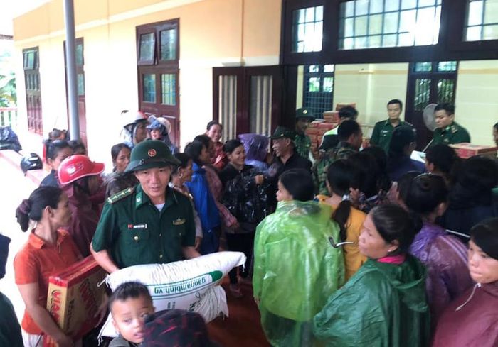 Cụm cơ động Chó nghiệp vụ 4, Trường Trung cấp 24 Biên phòng hỗ trợ lương thực, đồ dùng thiết yếu cho người dân hai xã A Ngo và A Bung (Đakrông).