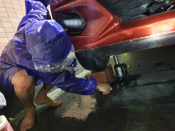 Một người dân ở TP Hà Tĩnh đã kê cao xe ô tô lên để phòng tránh ngập lụt trong đêm.