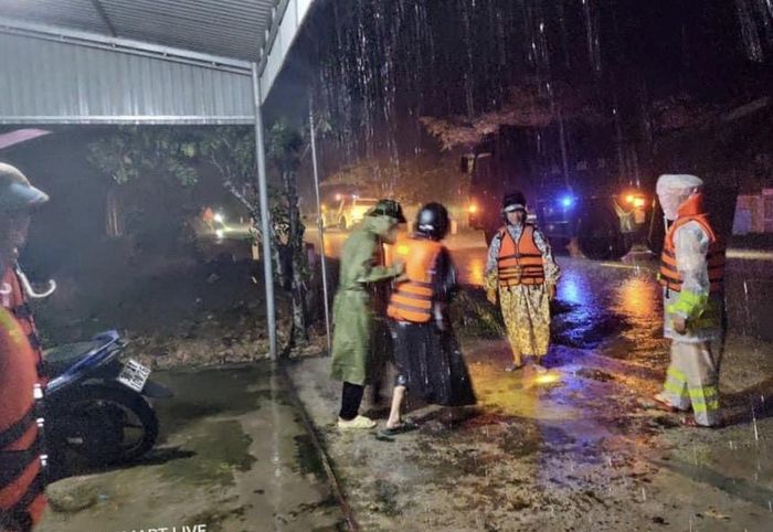  Nước lũ lên nhanh chia cắt thêm nhiều vùng trên địa bàn Cẩm Xuyên (Hà Tĩnh). Trong đêm, lực lượng chức năng tại Cẩm Xuyên lên án phương sơ tán những hộ dân ảnh hưởng khi hồ Kẻ Gỗ tăng lưu lượng xả tràn.
