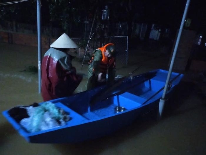 Xã Cẩm Duệ (huyện Cẩm Xuyên) đã di dời khẩn cấp cho 240 hộ dân có nguy cơ ngập lụt về tại các địa điểm tập trung để tránh lũ.