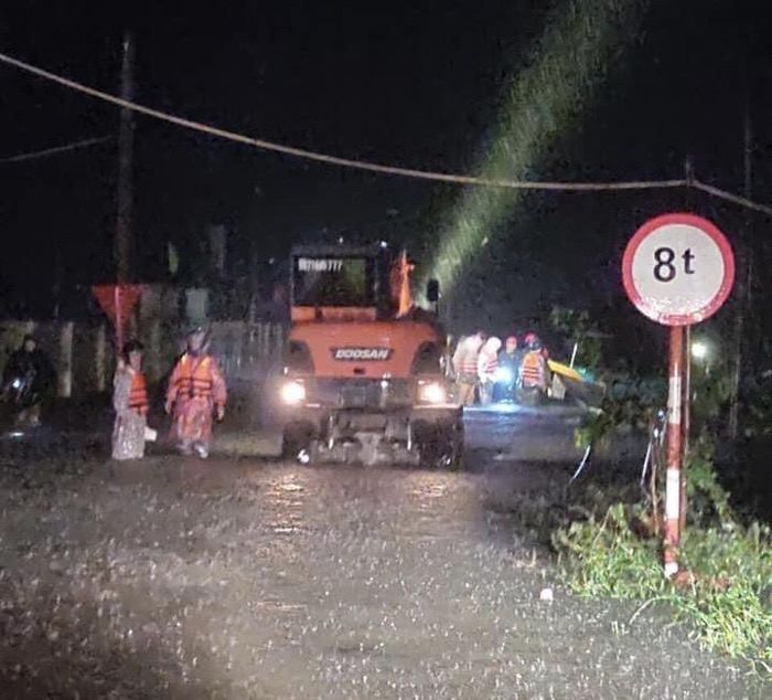 Còn tại huyện Cẩm Xuyên, trong đêm hồ Kẻ Gỗ tăng lưu lượng xả tràn từ 400m3/s - 500m3m, nhiều gia đình phải túc trực thu dọn tài sản. Lực lượng chức năng cũng đưa những hộ dân ở khu vực nguy hiểm đi sơ tán. 