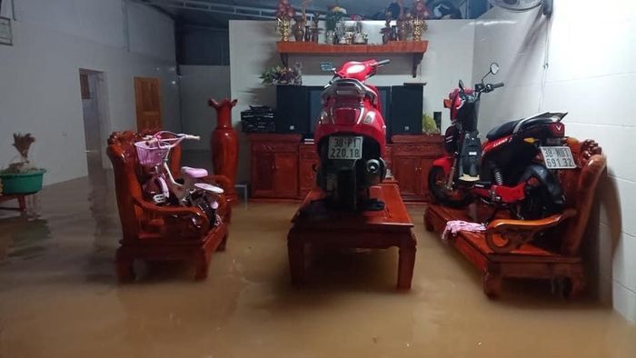 Tính đến 22h ngày 18/10, toàn huyện Cẩm Xuyên đã thực hiện di dời hơn 2.000 hộ dân. Để hỗ trợ người dân sơ tán, huyện đã điều động hơn 30 thuyền, ca nô và hàng trăm chiến sỹ quân đội, công an túc trực trong đêm tại các xã xung yếu nhằm kịp thời sơ tán dân. Trong ảnh người dân xã Cẩm Thành (huyện Cẩm Xuyên) nước ngập vào nhà, dân phải kê cao tài sản tránh thiệt hại.