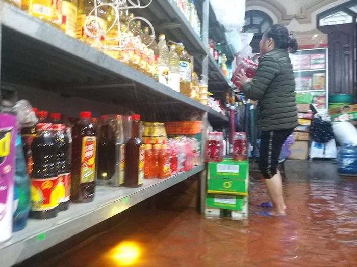 Do nước lên quá nhanh khi hồ Kẻ Gỗ, hồ Bộc Nguyên đồng loạt xả lũ, người dân TP Hà Tĩnh thu dọn đồ đạc để bảo vệ tài sản. Dân lo ngại với cường độ mưa lớn dồn dập và các hồ chứa nước đồng loạt xả lũ TP Hà Tĩnh sẽ ngập sâu, chạm đỉnh với đợt lũ lịch sử năm 2010.