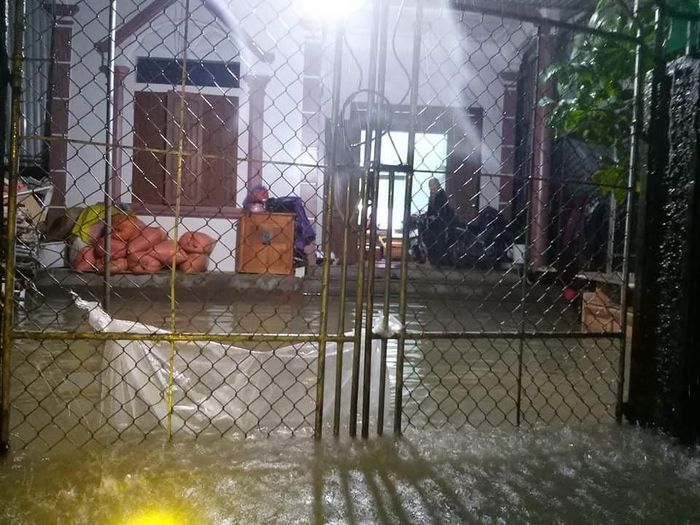 Tại TP Hà Tĩnh, trong đêm người dân phải thu dọn đồ đạc để đảm bảo tài sản khi nước lũ lên nhanh. Trong ảnh, một hộ dân phường Thạch Quý (TP Hà Tĩnh) nước ngập vào bên trong nhà.