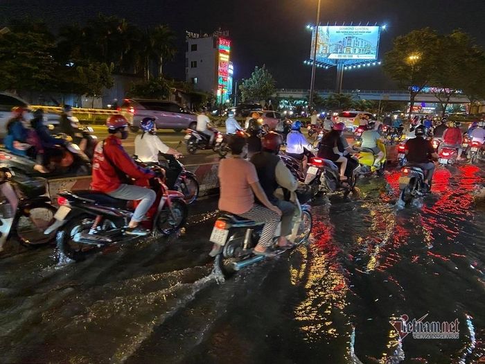 Quốc lộ 13 đoạn dưới chân cầu Bình Triệu lênh láng nước