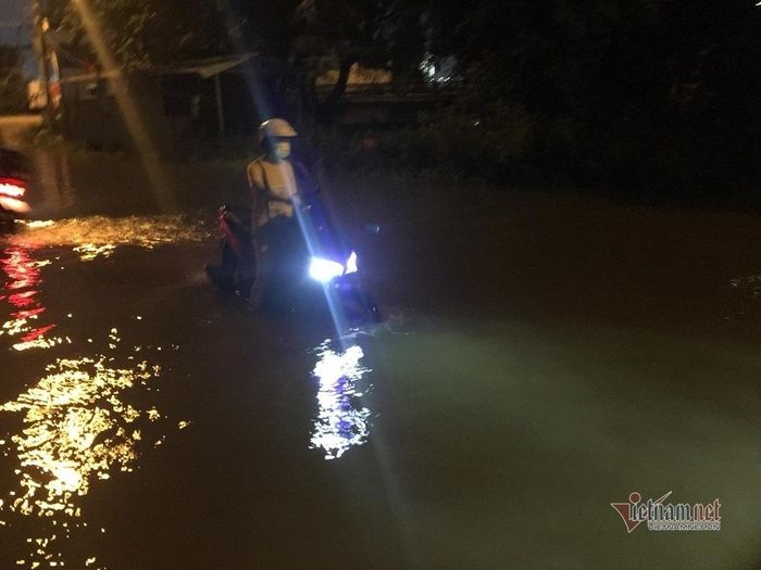 Nhiều khu vực trũng của khu nhà giàu Thảo Điền nước ngập nửa mét khiến việc đi lại người dân gặp khó khăn