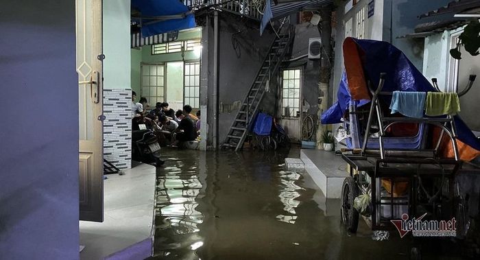 Ngập nước khiến cuộc sống người dân đảo lộn