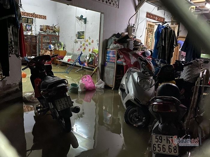 Nước tràn vào nhà dân gây ngập