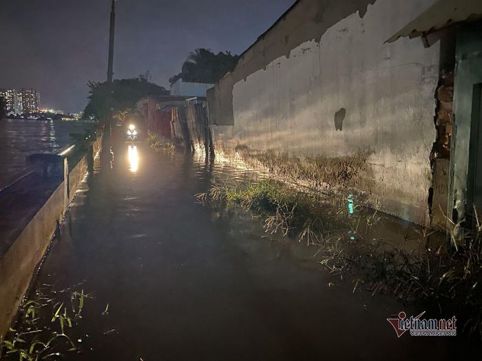 Hai bên bờ sông Sài Gòn (khu vực Thanh Đa) lênh láng nước