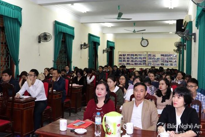 Các đại biểu và học viên dự khai giảng lớp bồi dưỡng. Ảnh: Quốc Đạt