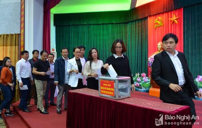Cán bộ, phóng viên, nhân viên Báo Nghệ An đã ủng hộ đồng bào miền Trung với mức mỗi người tối thiểu 1 ngày lương. Ảnh: Thành Cường