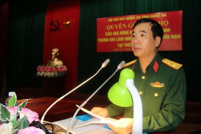 Thay mặt Đảng ủy Bộ CHQS tỉnh, Đại tá Phạm Văn Đông - Phó Bí thư Đảng ủy, Chính ủy Bộ CHQS tỉnh phát động phong trào thi đua trên toàn LLVT Nghệ An. Ảnh: Hoàng Anh