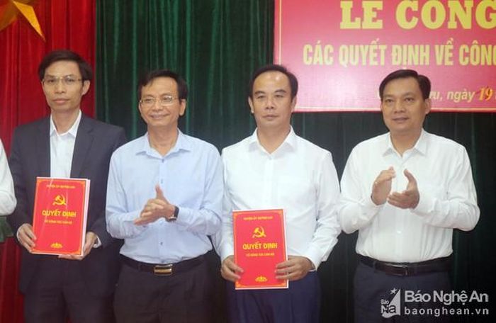 Lãnh đạo Huyện ủy Quỳnh Lưu trao quyết định cho 2 đồng chí Hồ Văn Thanh và Hoàng Phú. Ảnh: Song Thi