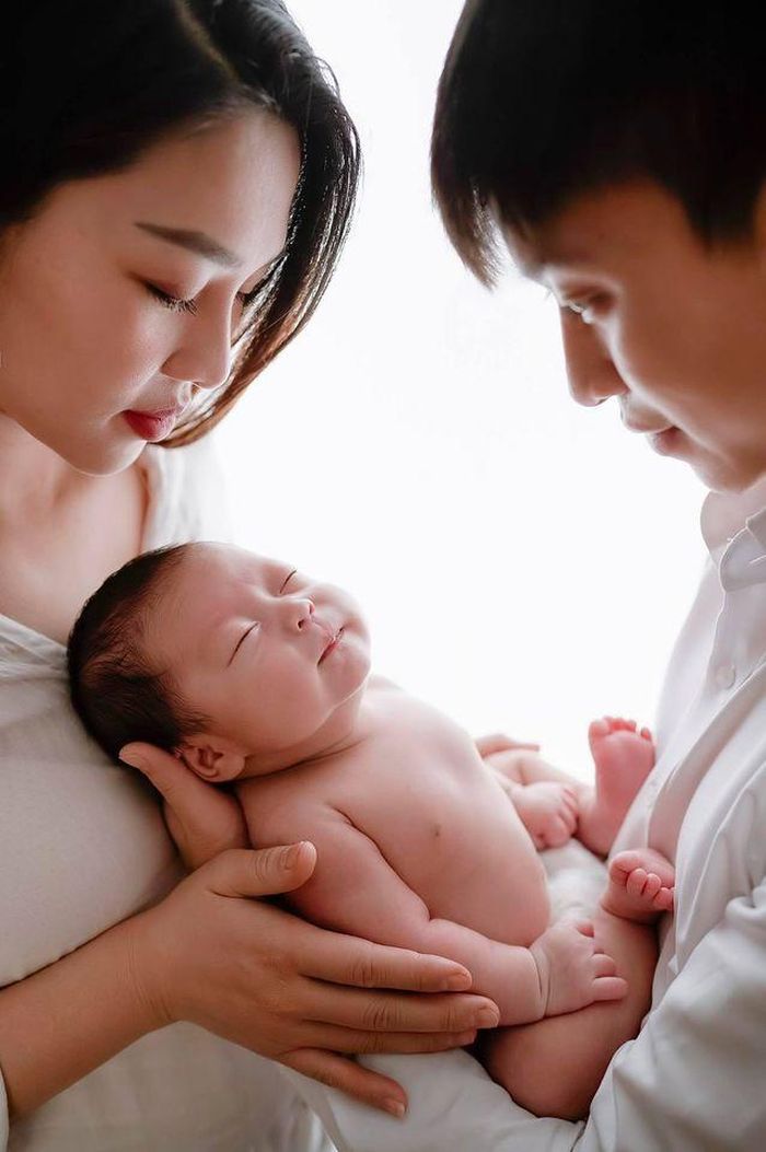 Tình yêu vượt tuổi tác, định kiến xã hội đã có một cái kết đẹp khi "mẹ tròn con vuông".
