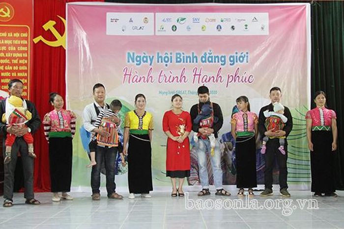 Phần thi "Vũ điệu địu con".