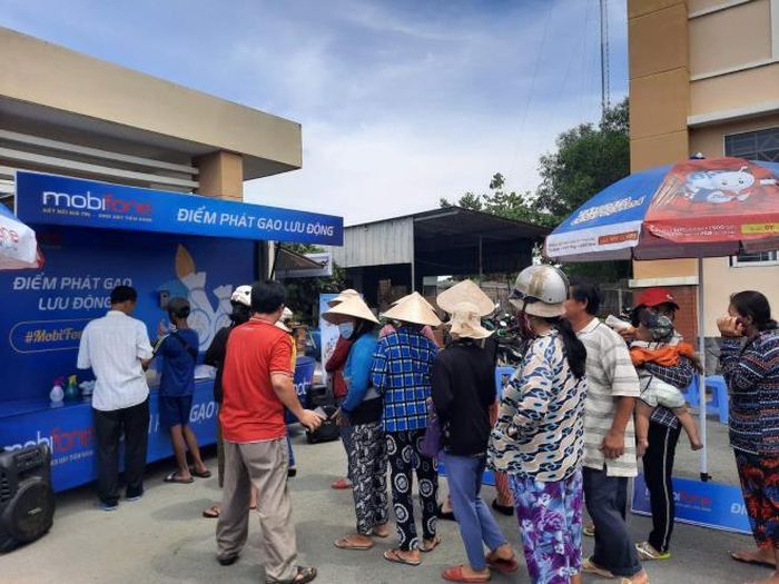 Một điểm phát gạo lưu động của MobiFone hỗ trợ người nghèo, người khó khăn trong thời gian sau dịch Covid