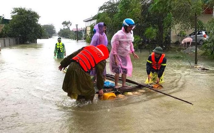 Người dân kết bè chuối để di chuyển giữa đường trong nước lũ