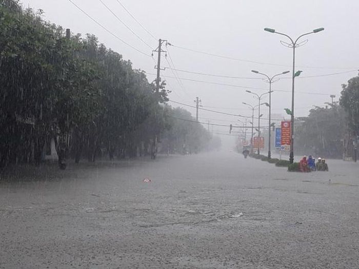 Tại Hà Tĩnh, trưa 19/10, Chủ tịch UBND tỉnh Hà Tĩnh Trần Tiến Hưng đã ra lệnh sơ tán 14.983 hộ dân với gần 50 nghìn người ở 3 huyện Cẩm Xuyên, Thạch Hà và thành phố Hà Tĩnh do ngập nặng, ảnh hưởng của việc hồ Kẻ Gỗ xả lũ.