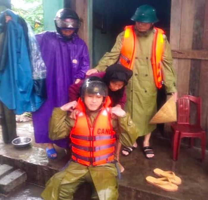 Những cụ già được cõng đi sơ tán.