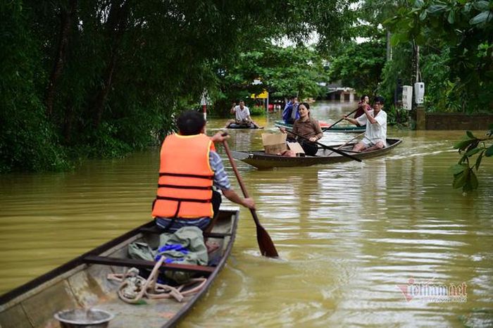 Ghi nhận tại xã Sơn Thủy, huyện Lệ Thủy, Quảng Bình có hàng nghìn ngôi nhà bị cô lập. Người dân di chuyển chủ yếu bằng thuyền. Ảnh: Vietnamnet