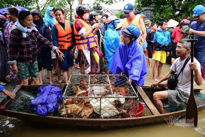 Người dân di dời gia cầm tránh lũ. Ảnh: Vietnamnet