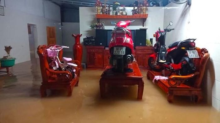 Đặc biệt, tại trung tâm thành phố Hà Tĩnh, có nơi nước ngập đã đến ngang bụng. Xe máy, các đồ đạc đắt giá được người dân kê lên cao để tránh hỏng hóc.