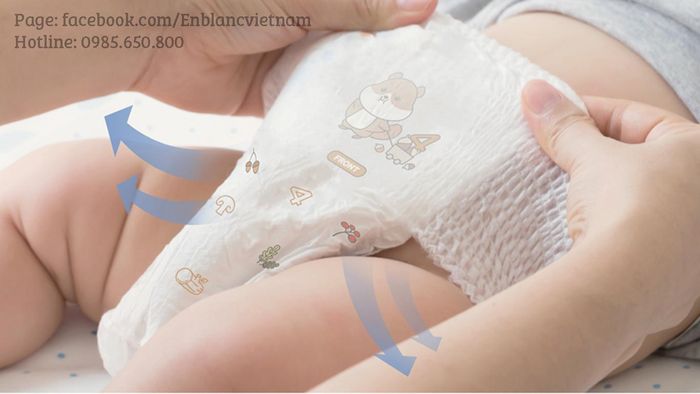 Bé luôn khô ráo cùng với tã bỉm Enblanc