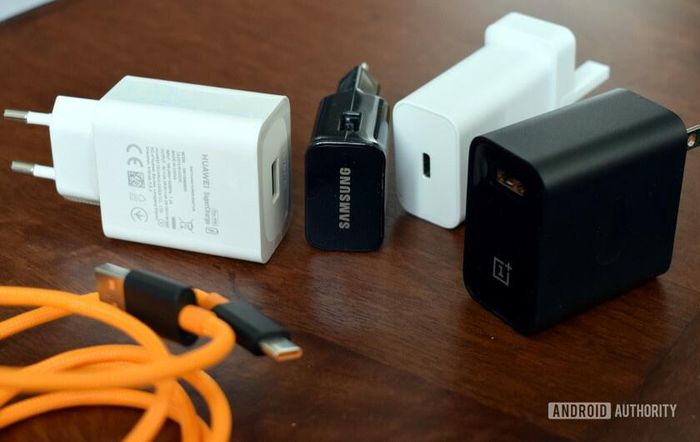 Các hãng Android đầu tư và quảng bá cho công nghệ sạc nhanh, nên sẽ không hợp lý nếu họ bỏ củ sạc. Ảnh: Android Authority.