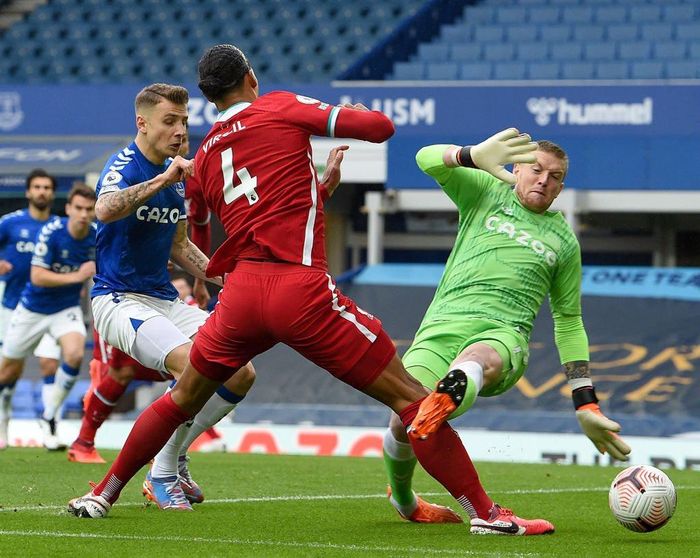  Pha vào bóng của Pickford có thể ảnh hưởng đến sự nghiệp của Van Dijk. Ảnh: Getty. 