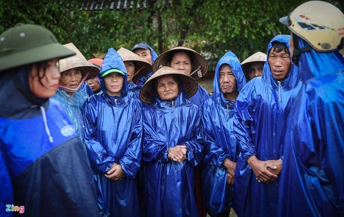  Hiện trời Quảng Trị vẫn mưa không dứt nên nước rút rất chậm. Trong khi đó, một cơn bão sắp vào biển Đông. Dự kiến, sức gió mạnh nhất sẽ mạnh cấp 11, giật cấp 14 và đổ bộ vào miền Trung. 