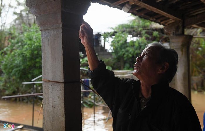  Ông Phan Văn Mạn chỉ lên ngấn nước trên cột nhà. Ông cho biết đỉnh lũ năm nay đã vượt qua cả đỉnh lũ lịch sử năm 1999. 