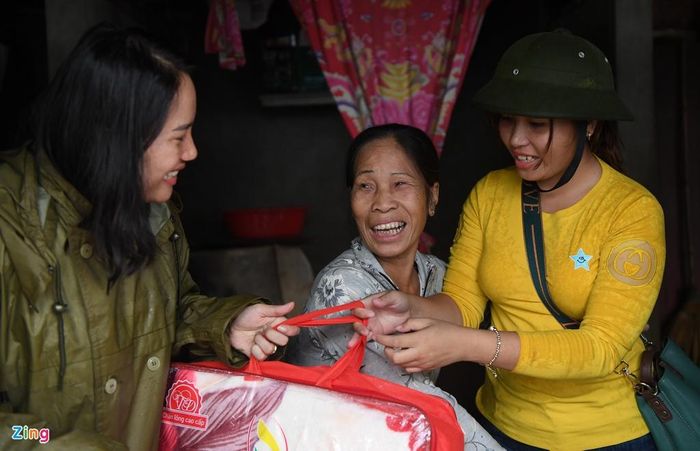 Bị cô lập nhiều ngày, không đi chợ mua đồ ăn được, chăn màn ướt hết nên bà Quy không giấu được sự mừng rỡ khi được đoàn cứu trợ tặng cơm và chăn ấm. 