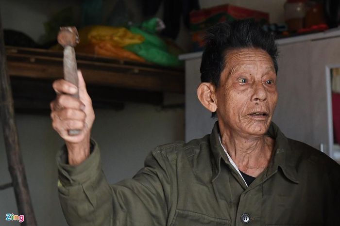  Ông Phan Văn Minh lúc nào cũng để búa và cưa ở đầu giường. 12 ngày qua, ông chuyển dần đồ lên giường, rồi lên gác xép. Khi gác xép ngập, ông đã chuẩn bị để đập ngói lên mái nhà ngồi nhưng may nước rút kịp. 
