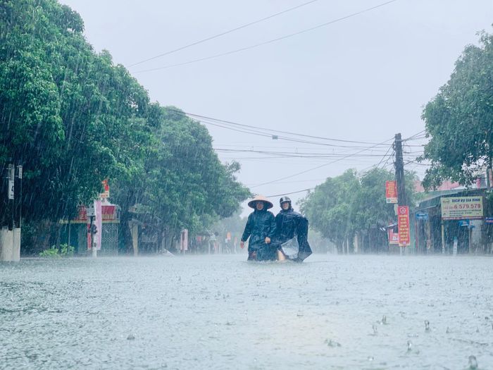  Nhiều khu vực ở TP Hà Tĩnh ngập sâu hôm 18/10. Ảnh: H.N. 
