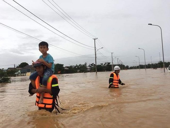  Công an Quảng Trị giúp dân trong mưa lũ. Ảnh Quang Hải