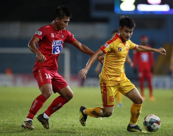 Đội khách Thanh Hóa (áo đỏ) thua 'đúng quy trình'. Ảnh VPF