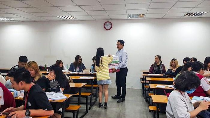Sinh viên hưởng ứng quyên góp ngay tại lớp học.