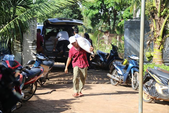 Các mạnh thường quân hỗ trợ nhu yếu phẩm cho đồng bào bị lũ lụt