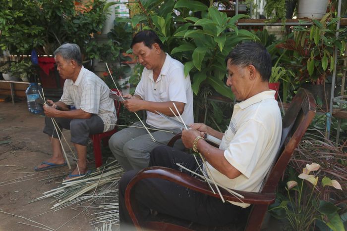 Người già chẻ lạt