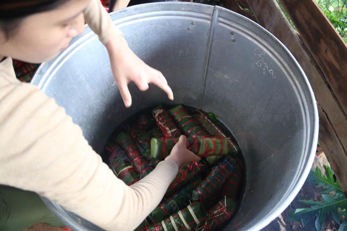 Hơn 1.000 đòn bánh tét được nấu để hỗ trợ đồng bào bị lũ lụt